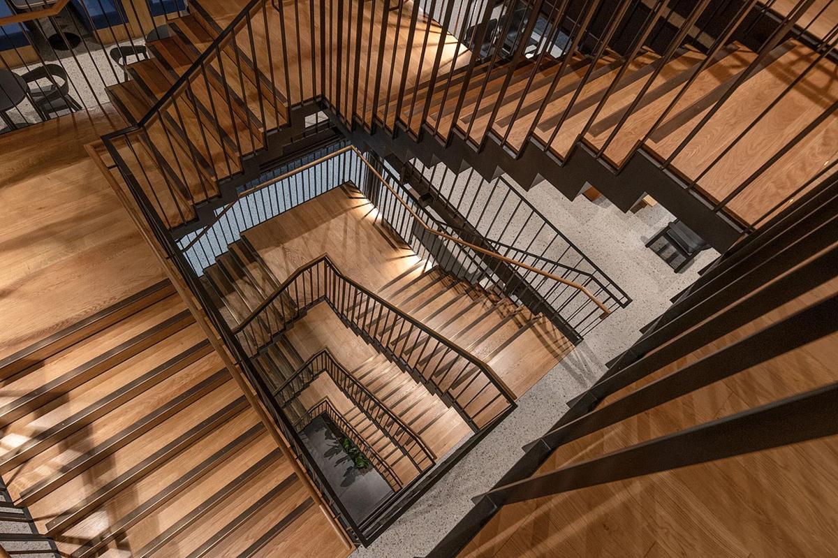 ���ڿƼ���˾�׶��ܲ���һ������¥�ݼ���Ų㹤���ռ�