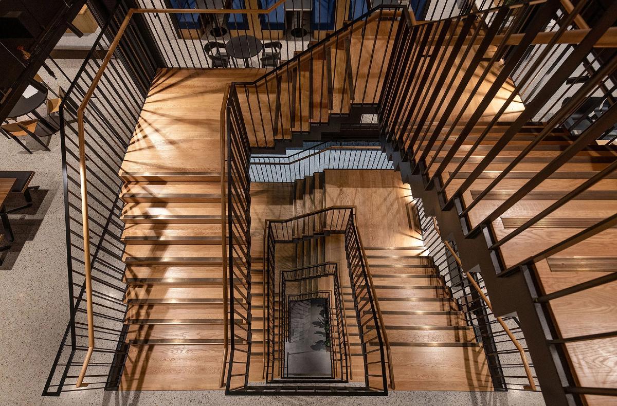 ���ڿƼ���˾�׶��ܲ���һ������¥�ݼ���Ų㹤���ռ�