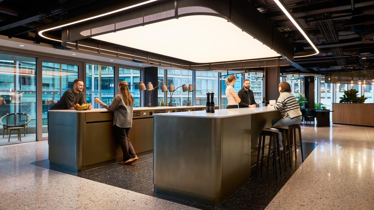 ���ڿƼ���˾�׶��ܲ���һ������¥�ݼ���Ų㹤���ռ�