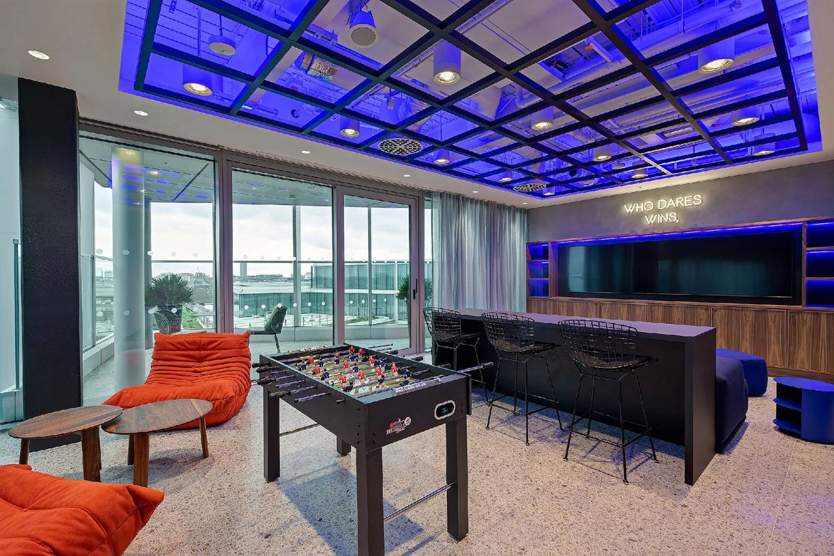 ���ڿƼ���˾�׶��ܲ���һ������¥�ݼ���Ų㹤���ռ�