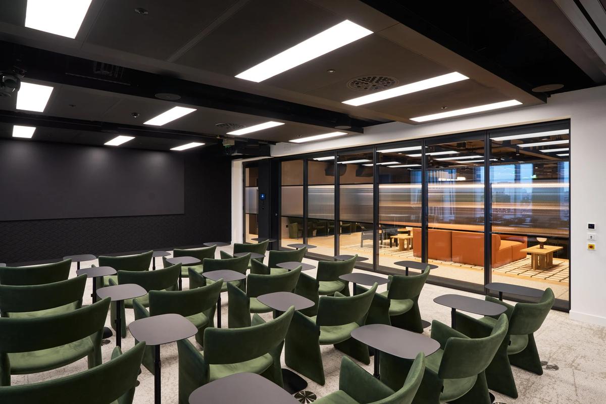 ���ڿƼ���˾�׶��ܲ���һ������¥�ݼ���Ų㹤���ռ�