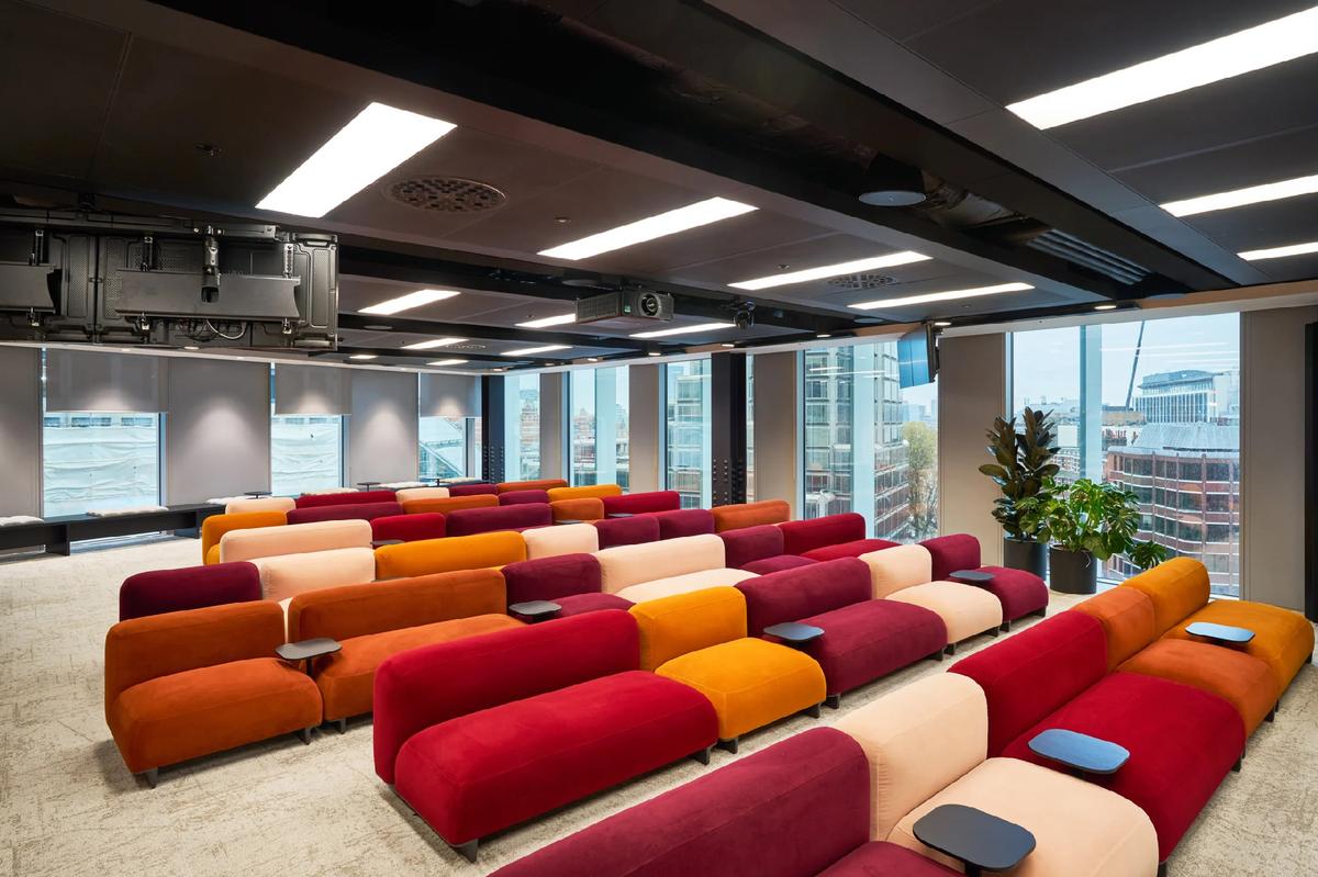 ���ڿƼ���˾�׶��ܲ���һ������¥�ݼ���Ų㹤���ռ�