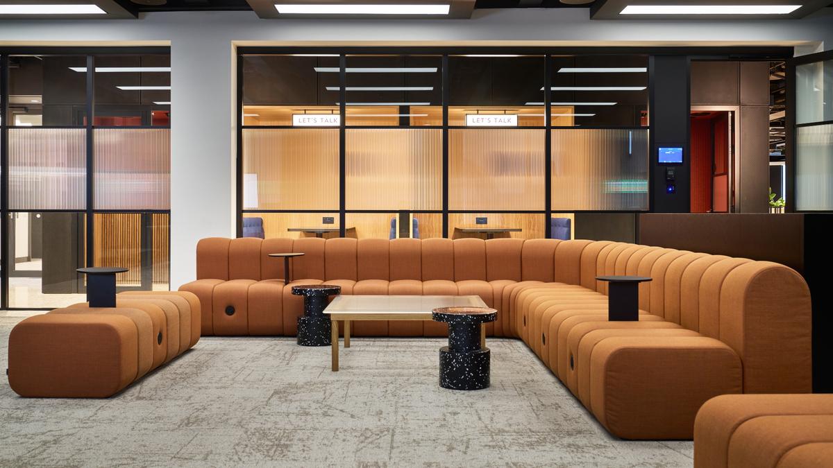 ���ڿƼ���˾�׶��ܲ���һ������¥�ݼ���Ų㹤���ռ�