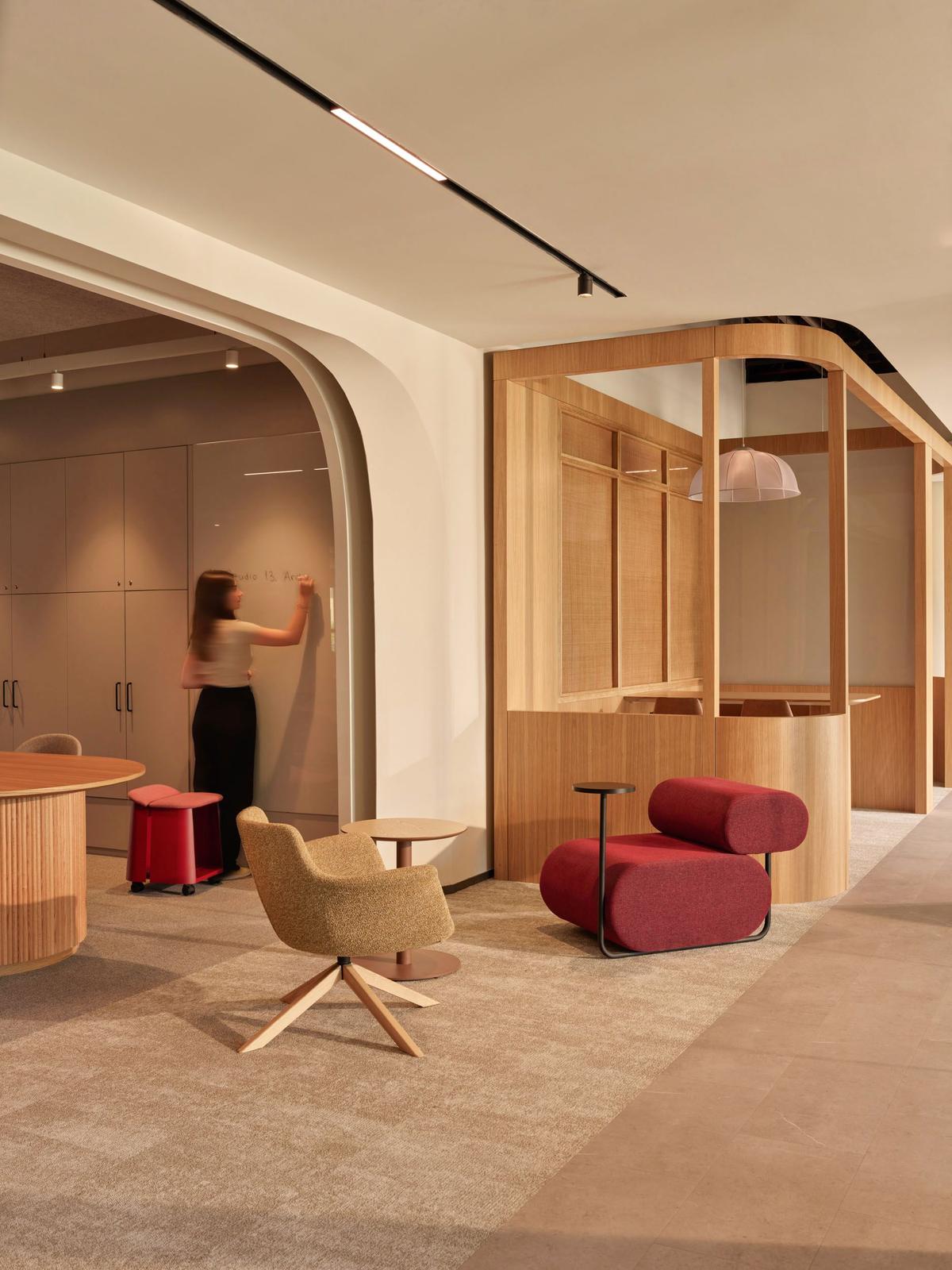 ȸ��Hilltown�칫�ң�������ԭ������Ա���Ҹ���