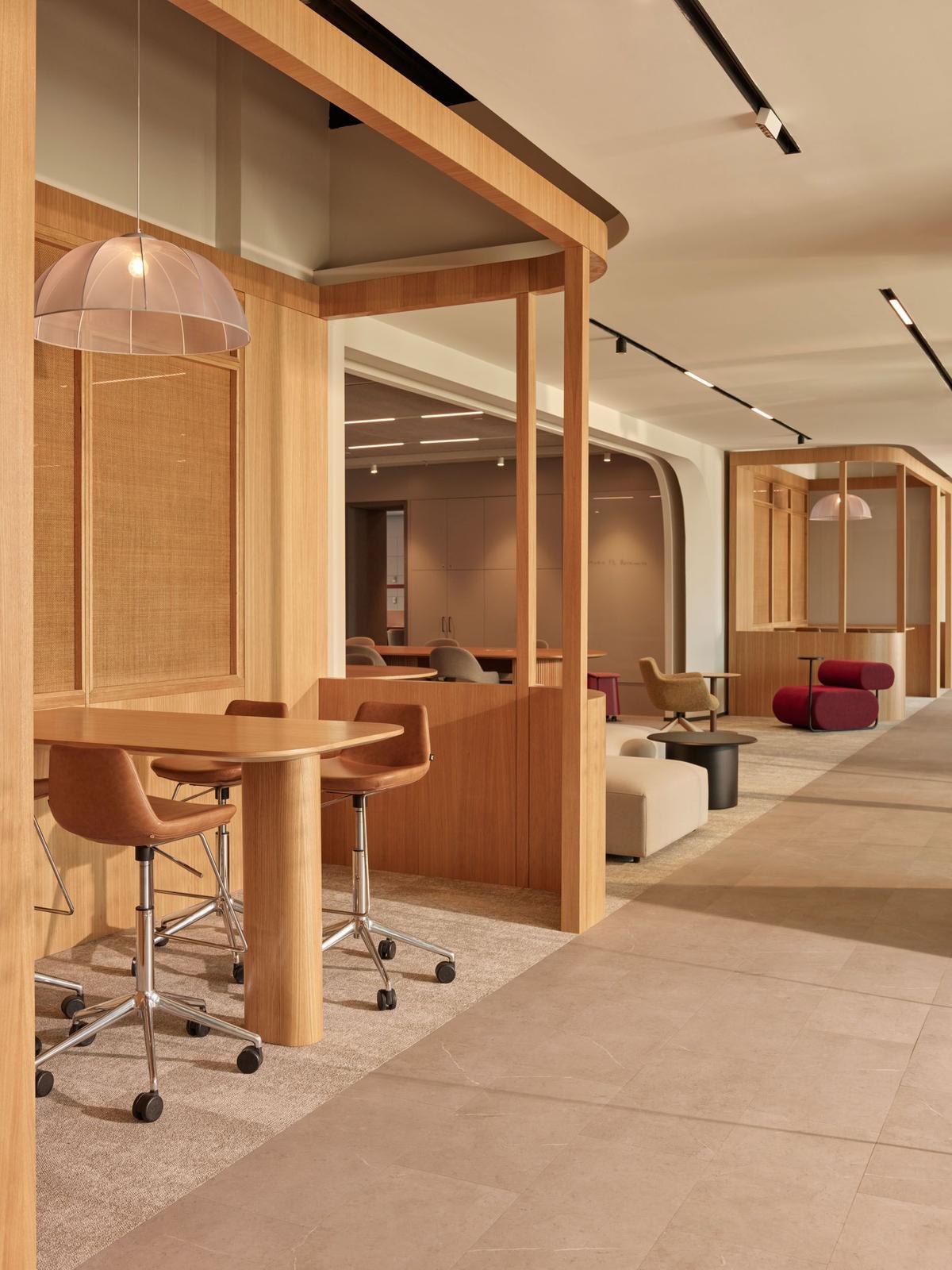 ȸ��Hilltown�칫�ң�������ԭ������Ա���Ҹ���