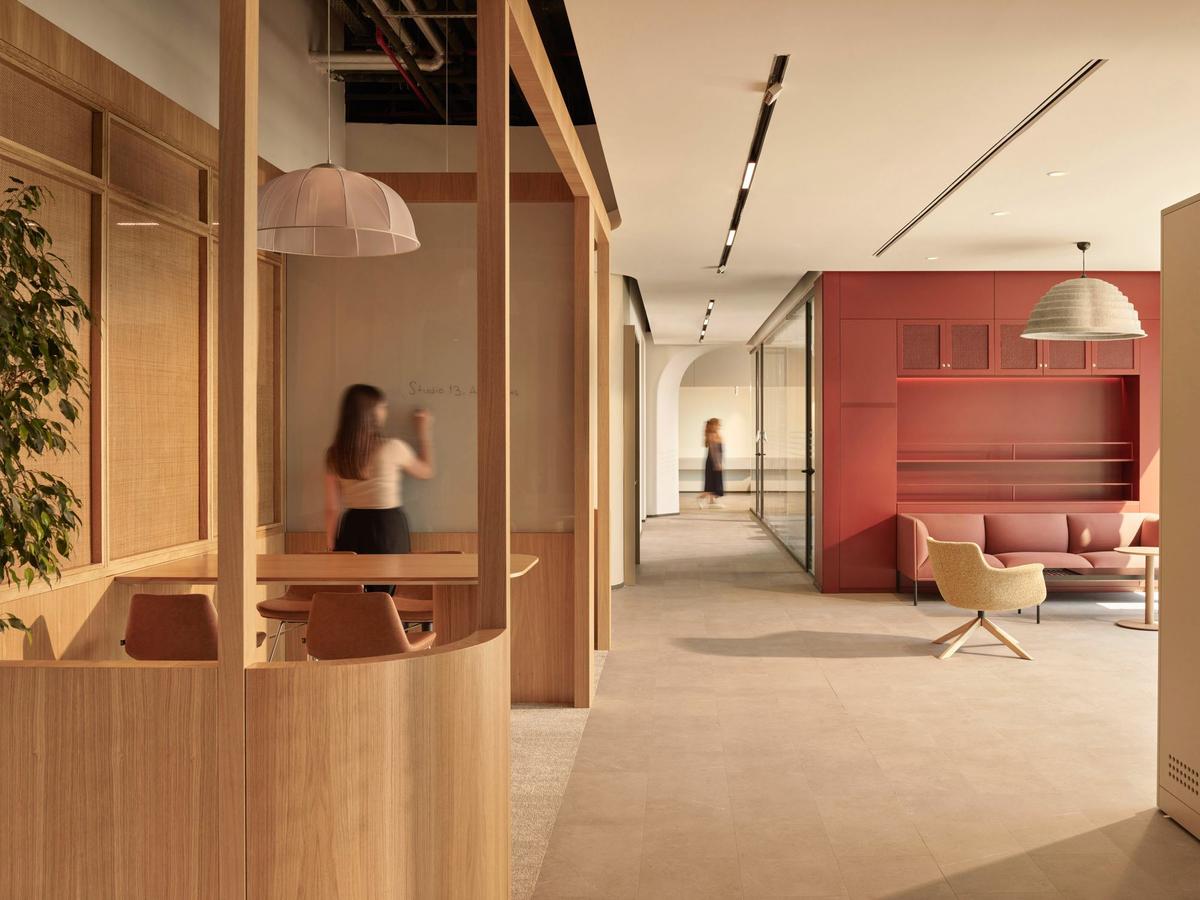 ȸ��Hilltown�칫�ң�������ԭ������Ա���Ҹ���