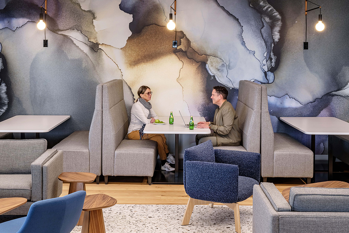 ���վ�ͷCo-operators�ܲ���˫������֤�Ľ���ʱ�а칫