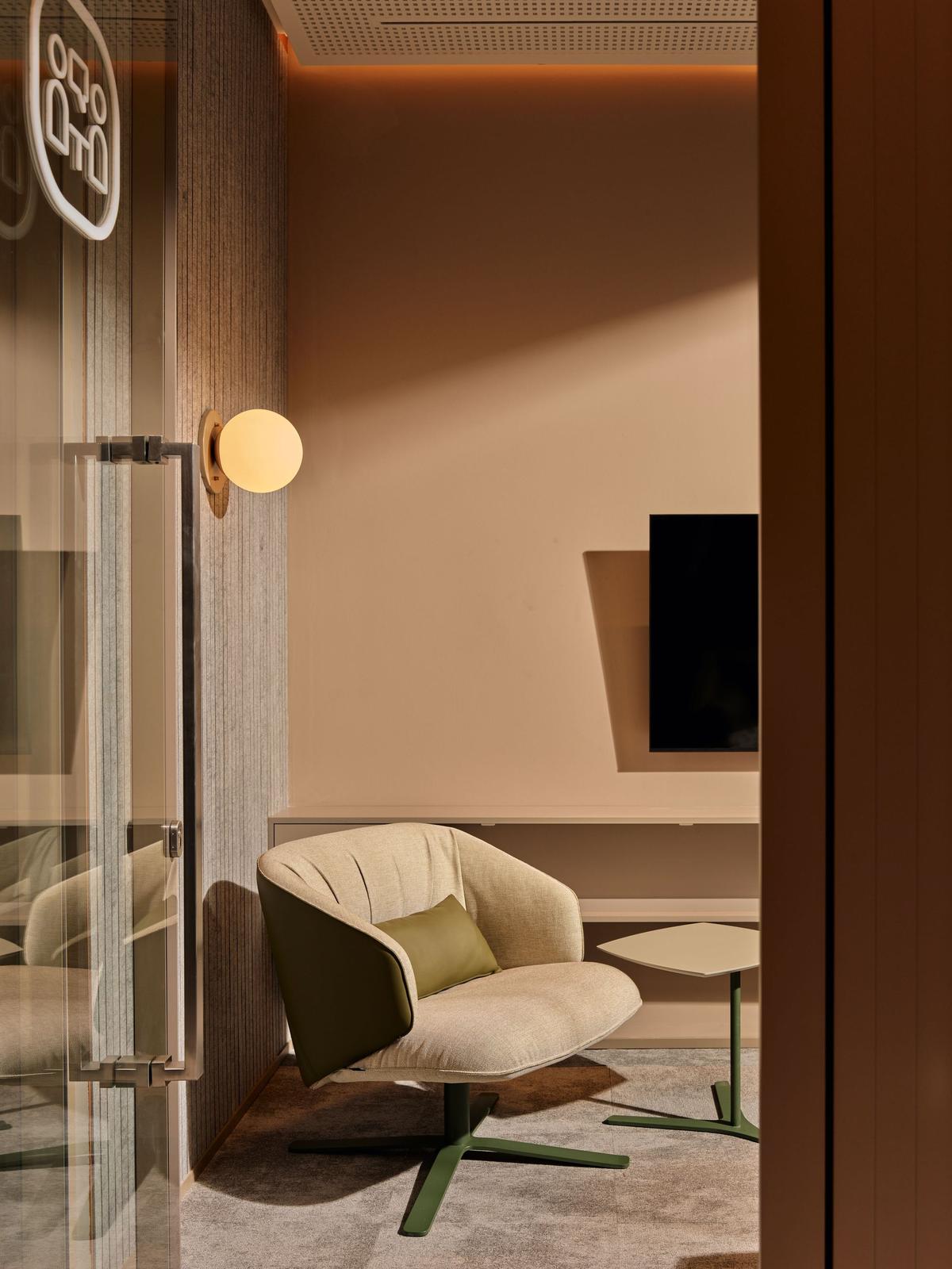 Feyzi ��ó��˹̹�����칫�ң������ʸи߶�����