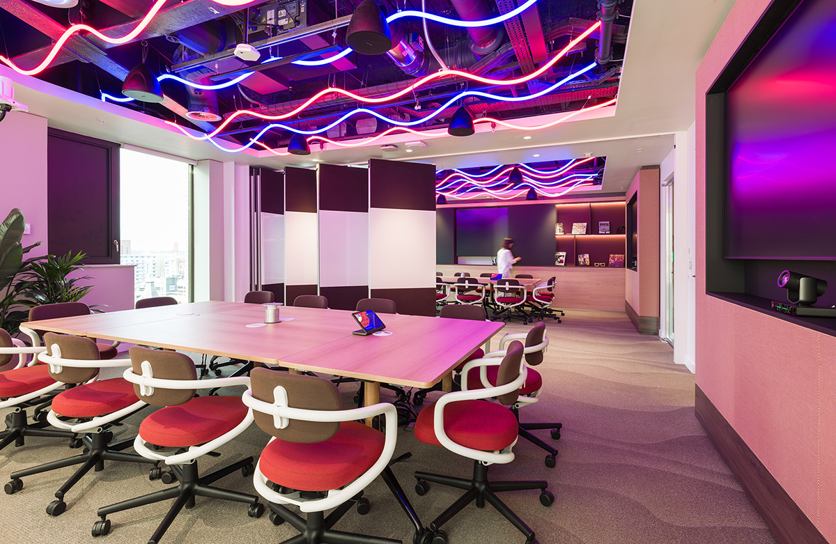 ���¥������������꣺�ƶ�����Virgin Media O2��ϰ칫��Ʋ��