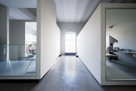 “盒子”建造:Wanda Reich and Noémi Varga